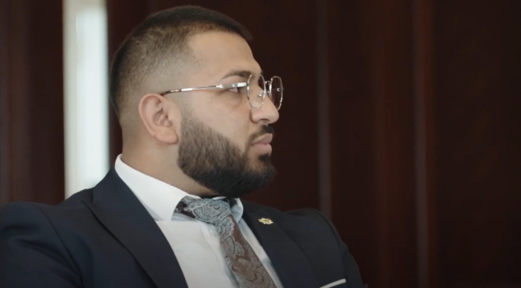 SAOPŠTENJE ZA JAVNOST
Nardi Ahmetović imenovan za člana Savjeta omladinskih inicijativa Kabineta Predsjednika Crne Gore
Centar za afirmaciju RE populacije – CAREP sa zadovoljstvom obavještava javnost da je naš izvršni direktor, Nardi Ahmetović, po odluci Predsjednika Crne Gore, Jakova Milatovića, imenovan za člana Savjeta omladinskih inicijativa pri Kabinetu Predsjednika Crne Gore.
Formiranjem Savjeta omladinskih inicijativa, Predsjednik Crne Gore otvorio je institucionalni prostor u kojem mladi ljudi različitih profila i iskustava mogu aktivno doprinositi kreiranju politika u oblastima obrazovanja, zapošljavanja, zdravlja, kulture, evropskih integracija i ljudskih prava.
Imenovanje našeg direktora u ovaj Savjet predstavlja priznanje višegodišnjem radu CAREP-a i mladih iz romske i egipćanske zajednice, ali i obavezu da nastavimo sa još snažnijim zalaganjem za inkluziju, ravnopravnost i jednaka prava.
“Ovo nije samo moj lični uspjeh, već uspjeh cijele zajednice. Ova pozicija znači da romska i egipćanska zajednica dobijaju institucionalni glas tamo gdje se oblikuju politike. To je prilika koju moramo iskoristiti – da mladi ljudi iz svih sredina pokažu snagu i doprinesu razvoju moderne, evropske i pravedne Crne Gore”, poručio je direktor CAREP-a, Nardi Ahmetović.
Ovim imenovanjem šalje se jasna poruka: vrijeme je da se glas mladih čuje, uvažava i postane sastavni dio odlučivanja. CAREP ostaje posvećen misiji da bude most između zajednice i institucija, radeći za društvo jednakih šansi za sve.
